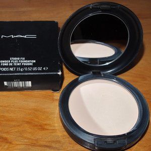 MAC Studio Fix Powder Plus Foundation NW22